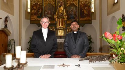 Bild: bey
Pfarrer Adam Karolczak (links) und Pater John (rechts) sind die neuen Seelsorger in der Seelsorgeeinheit Pleystein-Burkhardsrieth-Miesbrunn-Waidhaus.