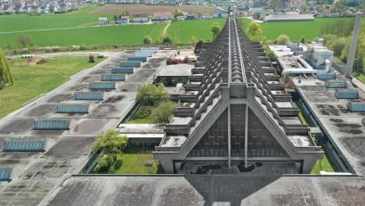 Bild: Erich Spahn/exb
Seit 2003 steht das 1970 fertiggestellte Glaswerk unter Denkmalschutz und ist damit eines der jüngsten Baudenkmäler Bayerns – aus diesem Grund wird am Tag des offenen Denkmals eine zusätzliche öffentliche Führung durch die Glaskathedrale Amberg angeboten.