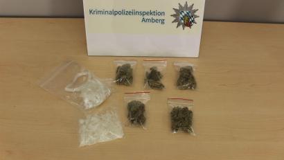Bild: Kriminalpolizeiinspektion Amberg/exb
Die von der Polizei, die eigentlich wegen eines gestohlenen Rads gekommen war, gefundenen und sichergestellten Drogen: Crystal Meth und für den Verkauf portioniertes Marihuana. Der mutmaßliche Dealer, ein 37-Jähriger, sitzt in Untersuchungshaft.