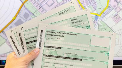 Symbolbild: Michael Reichel/dpa
Auf großes Interesse stoßen die Infoveranstaltungen zum Ausfüllen der Grundsteuererklärung derzeit. Eine der nächsten bietet der VdK Kirchenthumbach am Mittwoch, 14. September, um 19 Uhr im Gasthaus Friedl an. Anmeldung bei Petra Lettner unter Telefon 09647/647.