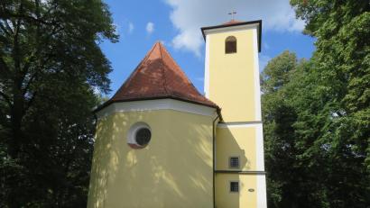 Bild: adj
Wie ein Kleinod steht die Mutter-Anna-Kirche in Mühlberg zwischen den Bäumen.