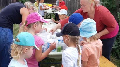 Bild: fjo
Inessa Maure (rechts) und Silvia Kleber kümmern sich um den Nachwuchs beim Ferienprogramm im Pfarrgarten.