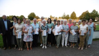 Bild: mma
Der Kneippverein Hahnbach ehrt treue Mitglieder. Ihnen gratuliert auch HKA-Vorsitzender Georg Götz.