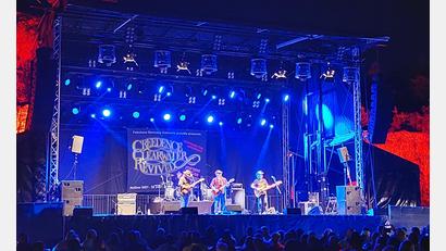 Bild: jua
Vor den rot angestrahlten Felsen steht die Bühne in der Steinbruch-Arena in Burglengenfeld.