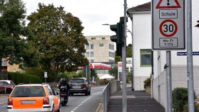 Bild: Stephan Huber
Auch während der Ferien gilt in Amberg die Regel, dass Autofahrer wie hier vor dem Gregor-Mendel-Gymnasium auch während der schulfreien Zeit nur 30 fahren dürfen. Die Stadt erklärt, warum das so ist.