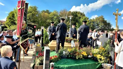 Bild: lg
Eine große Trauergemeinde, darunter zahlreiche Vereinsabordnungen, nahm auf dem Friedhof Abschied von Michael Mayer.