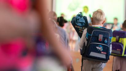 Symbolbild: Sebastian Gollnow
Schultüte, Schultasche, Federmäppchen, Stifte und so weiter: Auch die Kosten für die Ausrüstung für Erstklässler sind gestiegen. Die SPD fordert deshalb eine Entlastung für Eltern.