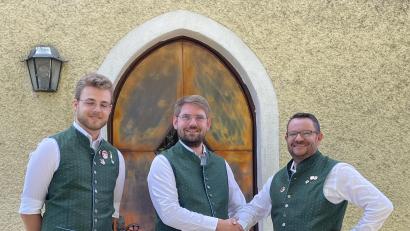 Bild: mof
Vorsitzender Daniel Haller (rechts) und sein Stellvertreter Laurenz Fischer (links) heißen Tim Winkler als neuen Dirigenten der Ammerthaler Blaskapelle willkommen.
