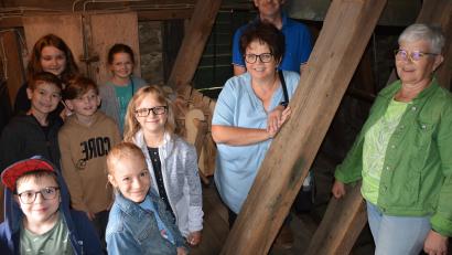 Bild: jr
Sigrid Schwan, Otto Hofmann und Christa Wölfl (von rechts) mit einem Teil der Kinder bei der Führung im Glockenturm der Konnersreuther Pfarrkirche.