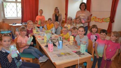 Bild: jr
Voller Eifer verwandelten 16 Kinder leere Milchbeutel in Stifteboxen und Vasen. Kräftig unterstützt wurden sie bei der Ferienaktion des Kinderchors Leonberg von Michaela Burger (rechts) und Michaela Teubner.