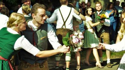 Bild: jml
Die beiden Blumensträuße werden beim Tanz von Pärchen zu Pärchen weitergereicht, bis sie endlich beim Oberkirwapaar landen und die Musik abrupt stoppt.