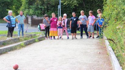 Bild: Isgard Forschepiepe/exb
Auf Einladung des SPD-Ortsvereins traten Kinder auf der Boccia-Bahn in Pechbrunn gegeneinander an. Als Betreuerinnen waren Ingrid Köstler und Gabi Neumüller-Wölfl (von links) sowie Isgard Forschepiepe dabei.