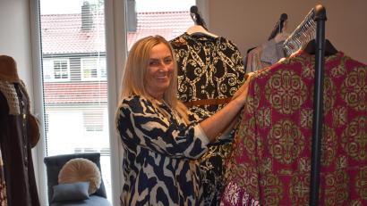 Bild: lue
Birgit Konz zeigt die neue Herbstware auf den Kleiderständern in den neuen Räumlichkeiten von "Romantic Lifestyle". Der Online-Shop mit Lagerverkauf in Friedenfels verkauft Mode aus Italien.