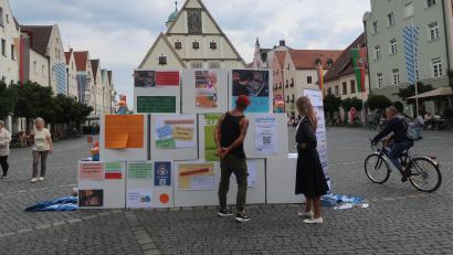 Bild: Kunz
Mit einer Würfelwand gegen die Sucht: Eine Aktion der Fachambulanz für Suchtprobleme der Weidener Caritas gab es diese Woche in der Fußgängerzone in Weiden zu sehen.