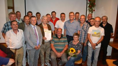 Bild: kki
Bürgermeister Dietmar Schaller (Zweiter von links) gratuliert Hans Voit und seiner Frau Steffi (sitzend) zur Ehrenmitgliedschaft sowie der Vereinsführung Markus Kalis und Andreas Geiger (dahinter) zur Wiederwahl.
