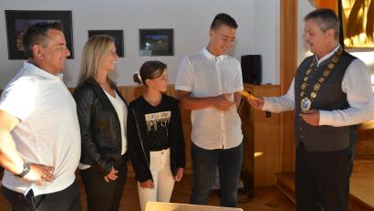 Bild: dob
Mit einem Geldpräsent überrascht Bürgermeister Andreas Wutzlhofer den jungen Spitzensportler Raphael Wittmann nach dem Eintrag ins Goldene Buch der Stadt. Peter, Verena und Lara Marie Wittmann (von links) freuen sich mit ihm.