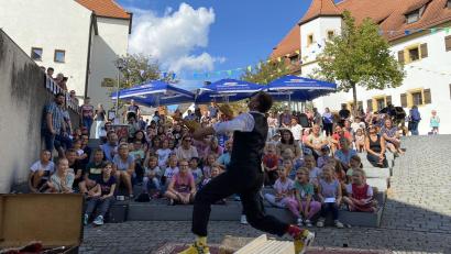 Bild: aub
Sepp Schabernack in Aktion: Schaut mal, was da fliegt!