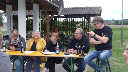 Bild: rn
Von höherer Warte aus leitete Michael König die Jahreshauptversammlung der Faschingsgesellschaft. Mit im Bild (von rechts) Präsident Harald Wohlrab, Schriftführerin Jana Hausner, Kassiererin Katja Tannreuter und zweite Vorsitzende Tanja Ficker.