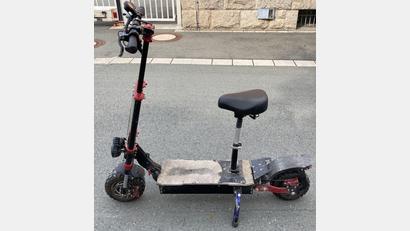 Symbolbild: Jens Wolf/dpa
Ein 23-Jähriger flieht am Montagabend in Regnitzlosau mit einem getunten E-Scooter vor der Polizei.