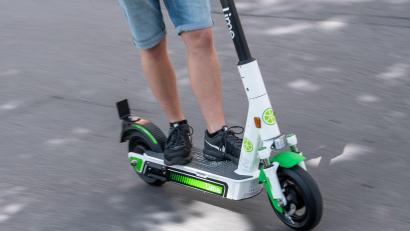 Symbolbild: Fabian Sommer/dpa
Ein E-Scooter muss versichert sein.