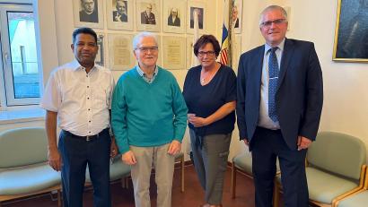 Bild: Arnold Kimmerl/exb
Stadtpfarrer Pater Georg (l.), Bürgermeister Richard Tischler (r.) und Gerdi Gradl bedankten sich bei Helmut Butz für dessen Engagement im Bereich der Seniorenarbeit.