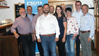 Bild: wro
Den Ortsverband der Falkenberger CSU leitetet weiter Matthias Grundler (Vierter von links). Stellvertreter wurden Alexandra Hasenfürter (Dritte von rechts), Herbert Bauer (links) und Hubert Schedl (Dritter von links). Zu Gast bei der Jahreshauptversammlung waren unter anderem auch MdL Tobias Reiß (rechts) und Landrat Roland Grillmeier (Zweiter von links).