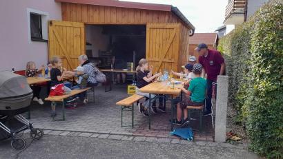 Bild: Andreas Bonczyk/exb
Die Siedlergemeinschaft Püchersreuth bewirtet nach der Schnitzeljagd die Kinder.