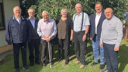 Bild: wro
Wolfgang Erhart (Dritter von rechts) feierte seinen 80. Geburtstag. Er freute sich über viele Glückwünsche, unter anderem von Seniorenbeauftragtem Gerhard Weber und Zweitem Bürgermeister Mario Rabenbauer (von rechts). Außerdem gratulierten (von links) Hilmar Wollner, Willibald Reindl, Ehrenmesner Gerhard Braun und Angela Burger.