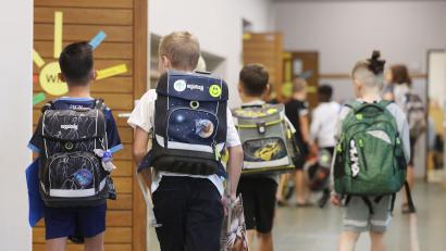 Symbolbild: Oliver Berg
Schüler kommen am Morgen in die Grundschule: In Bayern startet der Unterricht wieder am kommenden Dienstag. Doch die Stundenpläne werden wohl vielerorts ausgedünnt sein.