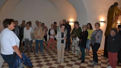 Bild: jr
Rosemarie Ackermann (links) mit einem Teil der Besucher in der Gruft der Basilika.