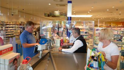 Bild: bey
Bürgermeister Andreas Wutzlhofer sitzt im Drogeriemarkt hinter der Plexiglasscheibe an der Kasse.