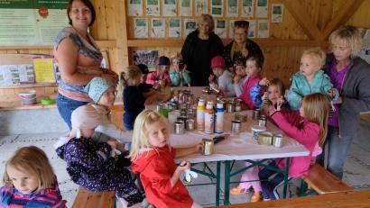 Bild: le
Ende gut, alles gut. Einen erfolgreichen Abschluss des diesjährigen Kinderferienprogramms gab es am letzten Donnerstag in der Info-Hütte des Kreislehrgartens. Die Frauen-Union hatte alles bestens vorbereitet, und die Kinder beschäftigten sich mit Basteln von Marienkäfern und Bienen und waren recht stolz auf ihre kleinen Kunstwerke.