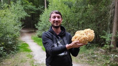 Bild: Jens Kamm/exb
Jens Kamm mit seinem Pilzfund nahe den Wiesauer Waldseen.