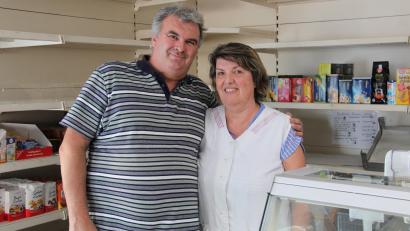 Bild: prh
Roland und Beate Kraft müssen nach 23 Jahren ihr Lebensmittelgeschäft in der Knorrstraße 7 aufgeben. Damit endet die fast 60-jährige Geschichte von "Lebensmittel Kraft" in der Kreisstadt. Der letzte Tante-Emma-Laden ist Geschichte.