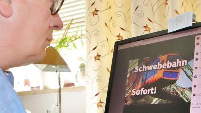 Bild: Thomas Dobler
Auf Instagram machen derzeit zwei junge Klardorfer Druck für ihre Forderung "Schwebebahn für Schwandorf - Sofort!". Dafür haben sie sogar eine "Bürgerinitiative" ins Leben gerufen. Behaupten sie zumindest augenzwinkernd.