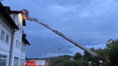 Bild: Kreisbrandinspektion Cham
Nach einem Blitzeinschlag geriet ein Dachstuhl in Cham in Brand.