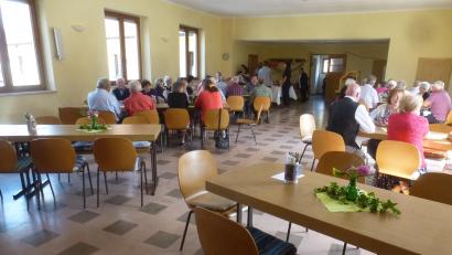 Bild: mad
Der Pfarrsaal war gut besucht beim Pfarrfest der Pfarrgemeinde Schwarzhofen.