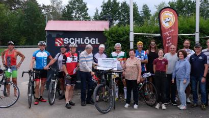 Bild: u
Beim 18. Pirker Kreisel machten sich am Samstag 196 Teilnehmer auf den 29,5 Kilometer langen Rundkurs und legten gemeinsam die Gesamtstrecke von 12.715 Kilometer zurück. Dank der Sponsoren ersportelten sie so die Summe von 4250 Euro. Africa-Luz-Vorsitzender Dr. Dieter Dausch (5. von links) und Chef-Organisatorin Bärbel Birner (8. von links) nahmen den Spendenscheck dankend entgegen. Mit im Bild der Kreisel-Gründer Josef Böller (4. von links).