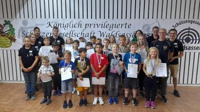 Bild: Alfred Koch/exb
An alle Teilnehmer der Schützen-Ferienaktion überreichten die Verantwortlichen jeweils eine Urkunde, eine Medaille und einen Gutschein.
