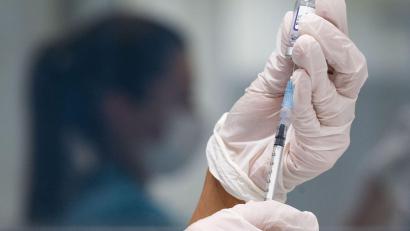 Symbolbild: Marijan Murat/dpa
Ab Dienstag sind zwei neue Impfstoffe gegen das Coronavirus im Impfzentrum Tirschenreuth verfügbar.