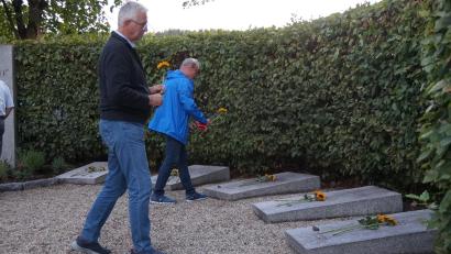 Bild: wel
Zu Ehren der Opfer des Todesmarsches Flossenbürg-Dachau wurden 50 Sonnenblumen auf den Gedenktafeln niedergelegt