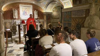 Bild: aub
Ein ganz besonderes Erlebnis: Früh-Gottesdienst in den Grotten des Vatikan, unter dem Hauptaltar des Doms und neben dem Grab des Heiligen Petrus.