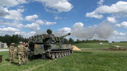 Bild: Sgt. Spencer Rhodes
Ukrainische Soldaten trainieren mit einer M109 
Haubitze auf dem Übungsplatz in Grafenwöhr. Das Bild stamm aus dem Mai, als norwegische gemeinsam mit US-Einheiten die Ukrainer an dem Waffensystem ausgebildet haben.