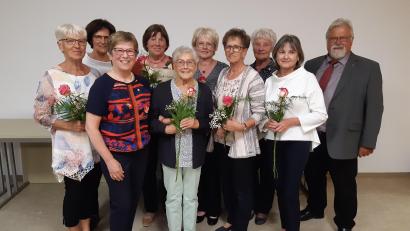 Bild: Silvia Ippisch/exb
Der Frauenbund ehrt langjährige Mitglieder: (von links) Annegret Mittelmeyer, Karin Meiler, Anna Herreiner, Elisabeth Gilch, Erika Meiler, Pfarrer Pirner, Margit Konze, Rita Geiler, Maria Duschner, Angelika Röschl.