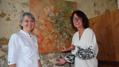 Bild: bö
Die Natur in Bildern, wie hier "Ammonit oder Stille Leben", stellt Helga Palm (rechts) in der Hammermühle bei Beate Schaller (links) aus.