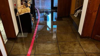 Bild: Fabian Schloss/exb
Das Wasser steht mitten im Hausgang: Wie hier in Rosenberg musste die Feuerwehr an mehreren Adressen in Sulzbach-Rosenberg Wasser aus Keller und Wohnungen pumpen.