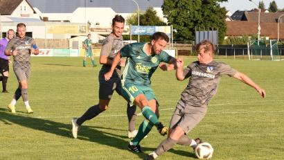 Archivbild: Gebert
Vielleicht muss Mitterteichs Trainer Frantisek Nedbaly (Mitte, Szene aus der Partie gegen Röslau) auch in Großschwarzenlohe wieder selbst ran. Beim 0:3 in Stadeln war er mit dem Auftritt einiger Akteure überhaupt nicht einverstanden.