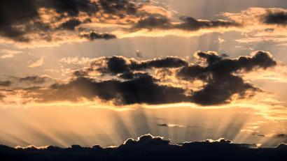 Symbolbild: Federico Gambarini/dpa
Während das Wochenende noch eher windig, wolkig und regnerisch wird, kann man am Horizont schon wieder die Sonne sehen: Die neue Woche soll wieder angenehm warm werden.