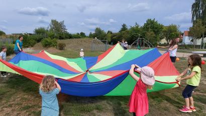 Bild: Sabine Frank/exb
Spiele für Kinder und Eltern standen kürzlich auf Einladung der Mitterteicher Familienbeauftragten Sabine Frank auf dem Programm.