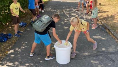 Bild: Zeitler/exb
An verschiedenen Stationen müssen die Kinder Aufgaben bewältigen.